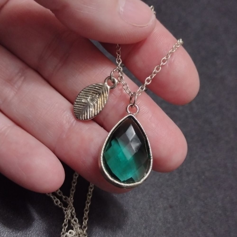 Silver tone green rhinestone necklace 18-20.5"